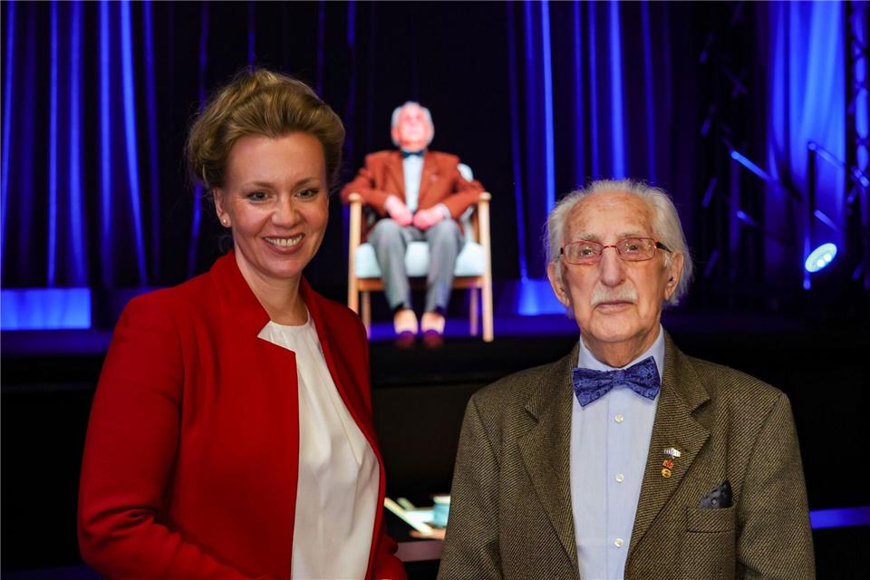 Der Holocaust-Überlebende Leon Weintraub hat Essen besucht und steht hier neben der NRW-Ministerin Ina Brandes (CDU).Christoph Reichwein/dpa