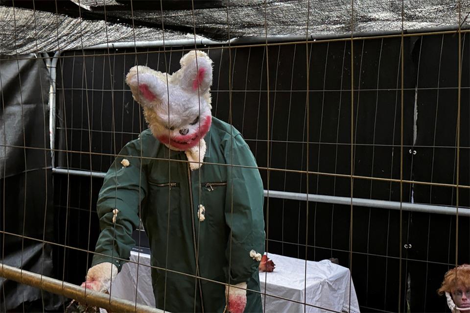 Der Horror-Hase im Gartenverschlag bewegt sich, gebaut ist er aus Holzlatten und einem alten Overall.