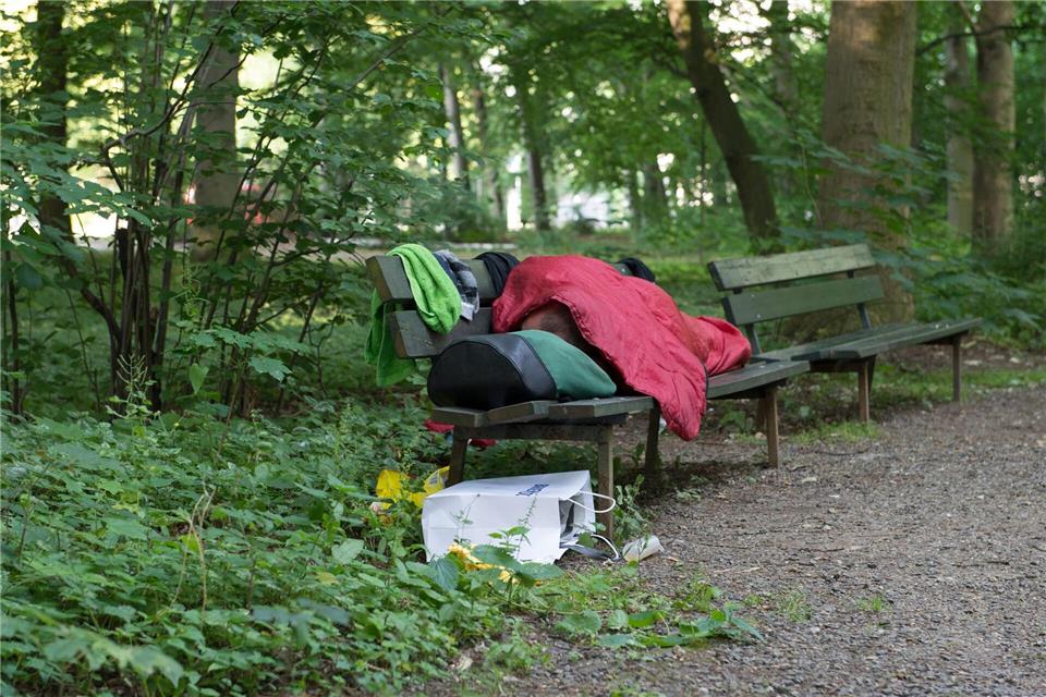 Der Housing-First-Ansatz soll aus der Obdachlosigkeit herausführen und so zur Lösung anderer Probleme im Leben beitragen. (Archivbild)Paul Zinken/dpa