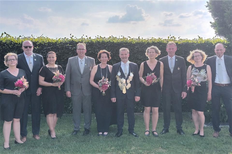 Der Hovesather Thron (von links): Andrea Terstegge, Dirk Terstegge, Jennifer Alves, Mike Grunden, Birgit Grunden, Klaus Südholt, Heike Große-Venhaus, Stefan Große-Venhaus, Elisabeth Tücking und Michael Jokisch.