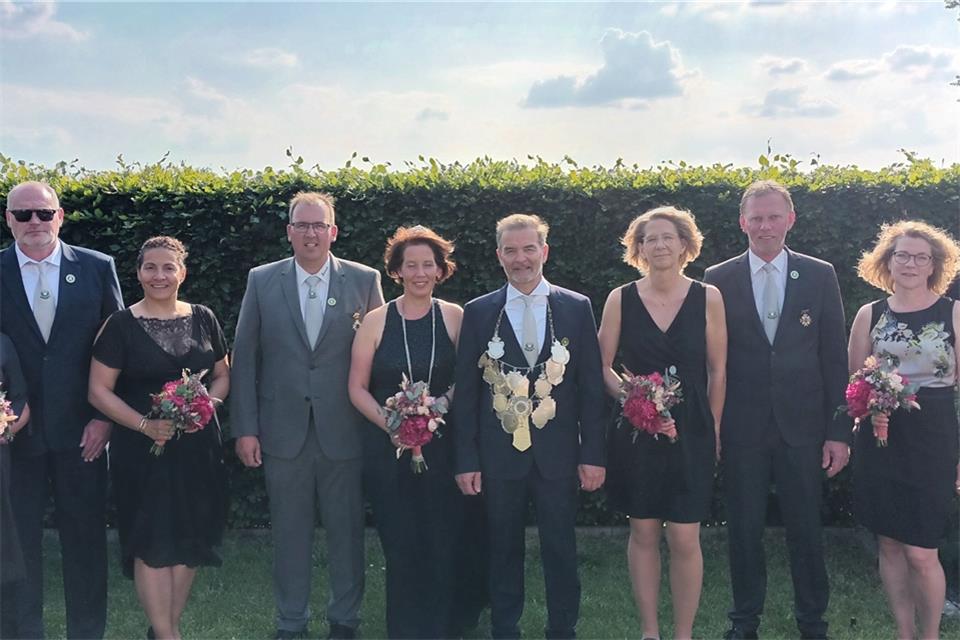 •Der Hovesather Thron (von links): Andrea Terstegge, Dirk Terstegge, Jennifer Alves, Mike Grunden, Birgit Grunden, Klaus Südholt, Heike Große-Venhaus, Stefan Große-Venhaus, Elisabeth Tücking und Michael Jokisch. 