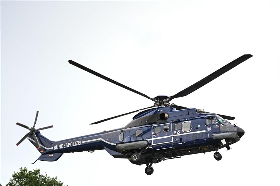 Der Hubschrauber fliegt verschiedene Orte entlang der Grenze an.Lars Penning/dpa