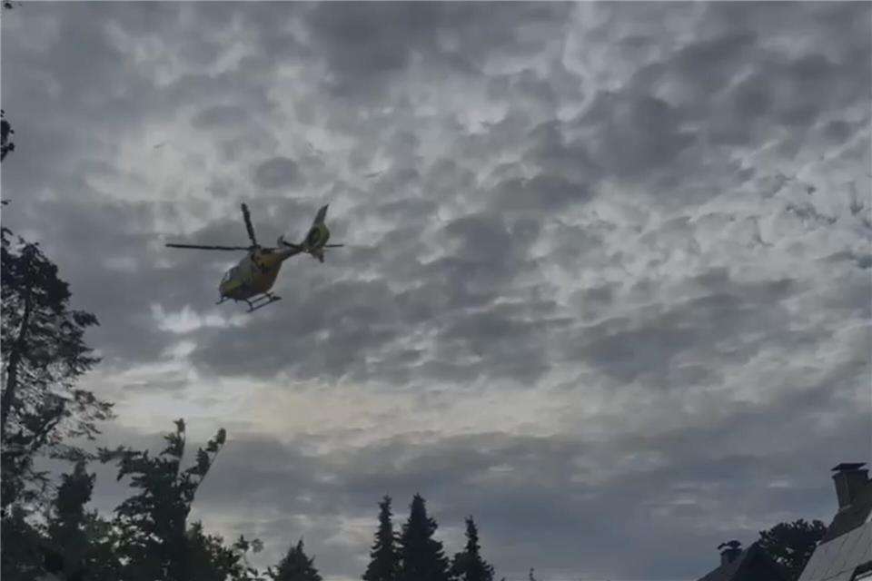 Der Hubschrauber im Landeanflug über der Zinngießerstraße.