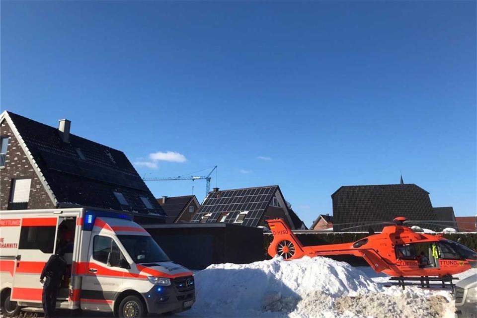 Der Hubschrauber ist zwischen den Häusern an der Straße Am Ehrenmal gelandet.