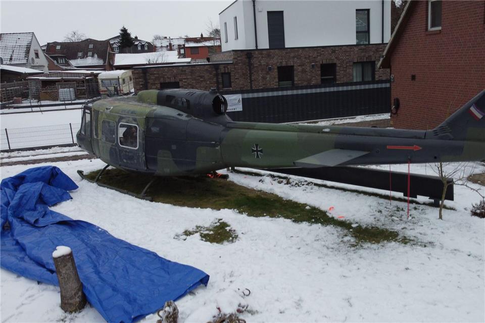 Der Hubschrauber steht mitten im Garten einer Wohnsiedlung.Kai Morschlatt/dpa