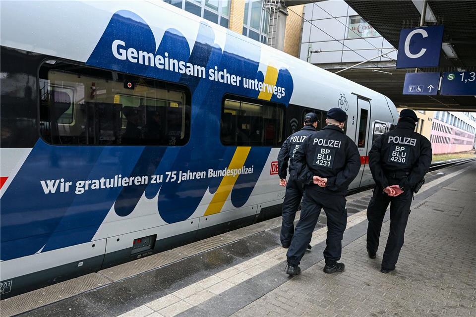 Der ICE hielt wegen des Jubiläums ausnahmsweise in Potsdam. Jens Kalaene/dpa