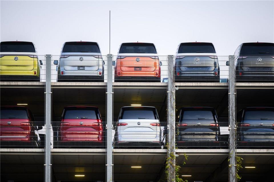 Der ID. Buzz aus dem VW-Werk Hannover verkaufen sich deutlich besser als im Vorjahr. (Archivbild)Julian Stratenschulte/dpa