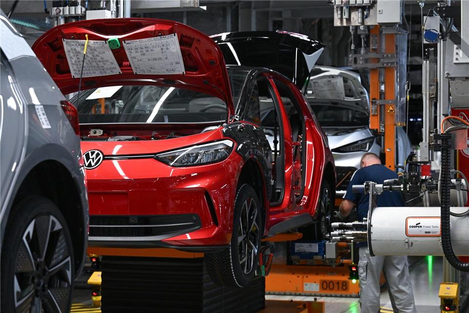 Der ID.3 und der Cupra Born werden im Volkswagen-Werk in Zwickau montiert (Archivbild)Hendrik Schmidt/dpa