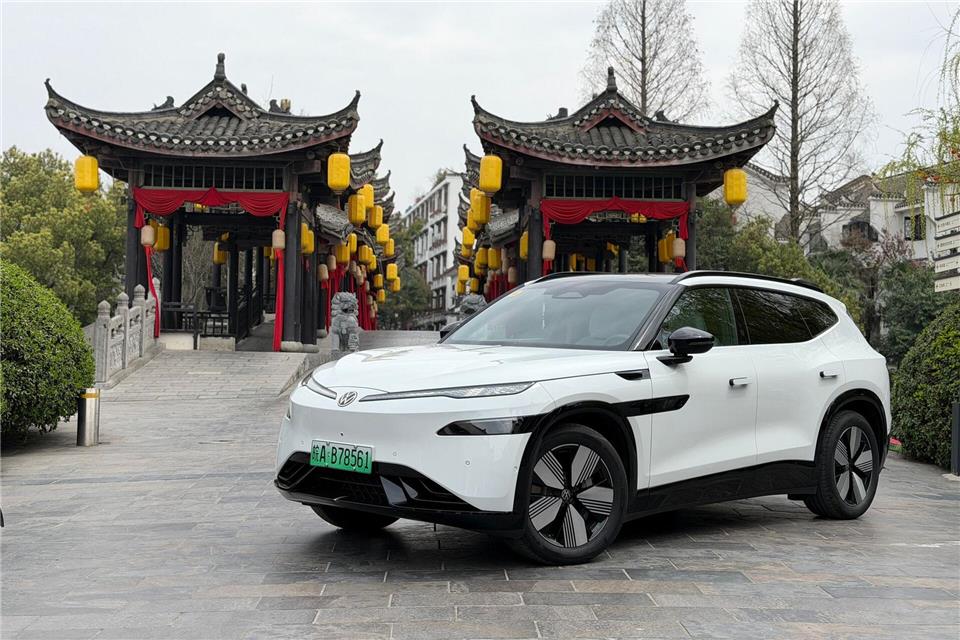 Der ID.Unyx 08 überflügelt europäische Modelle nicht nur beim Preis, sondern auch bei Ladeleistung und Ausstattung.Volkswagen AG/Xpeng/dpa-tmn