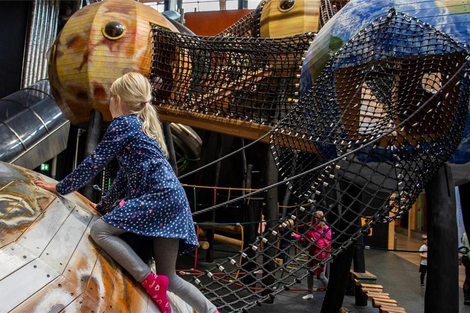Der Indoor-Park im Ketteler Hof ist ein Paradies für Kinder, die hier spielerisch auf eine Weltreise gehen. Der Spielbereich zeichnet sich insbesondere durch die natürlichen Baumaterialien aus. 