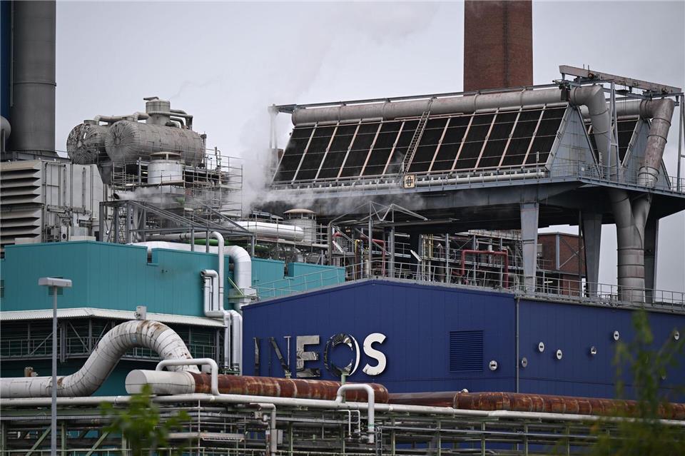 Der Ineos-Standort in Köln bleibt erhalten, zwei Werke in Rheinberg sollen hingegen dichtgemacht werden.Wolf von Dewitz/dpa