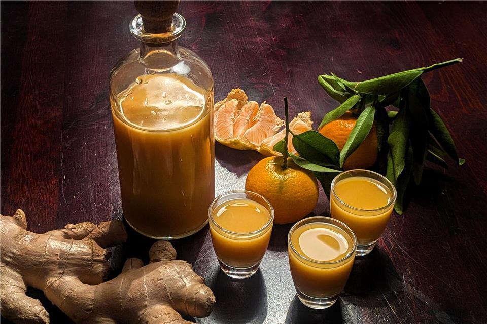 Der Ingwer für den Mandarinen-Ingwer-Shot wird zweimal gepresst und entwickelt dadurch eine besondere Schärfe. Doreen Hassek/dpa-tmn