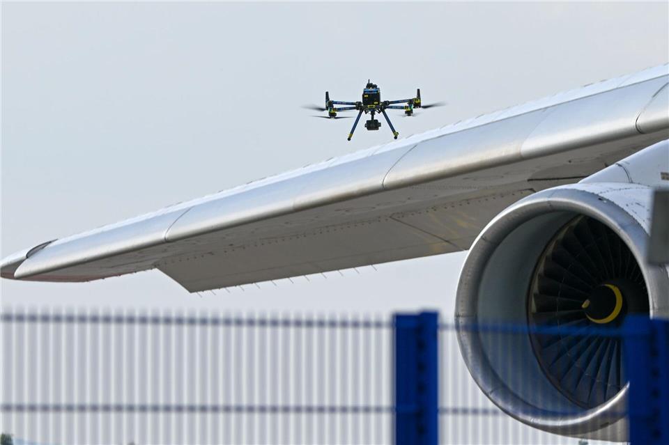 Der Innenausschuss im Sächsischen Landtag beschäftigt sich an diesem Mittwoch mit dem Drohnen-Vorfall am Leipziger Flughafen. (Symbolbild)Hendrik Schmidt/dpa