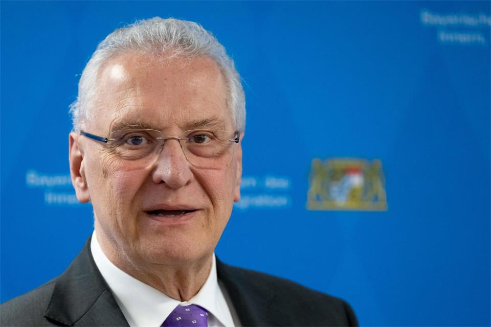 Der Innenminister ist mit der Entwicklung der Asyl-Zahlen zufrieden. (Archivbild)Sven Hoppe/dpa