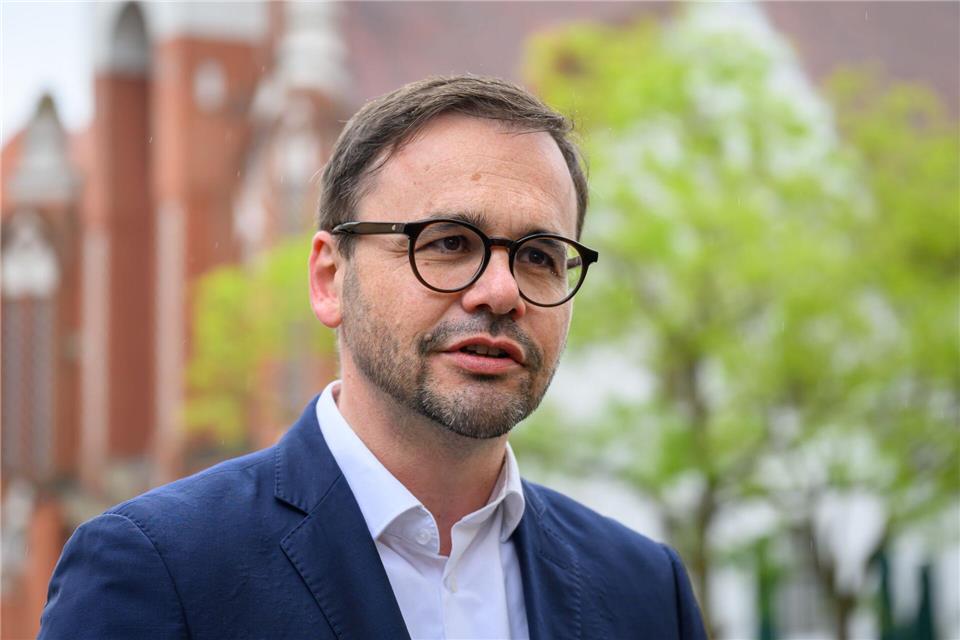 Der Innenminister sieht teilweise fremde Mächte am Werk, wenn KI-Chatbots eingesetzt werden. (Archivbild)Patrick Pleul/dpa