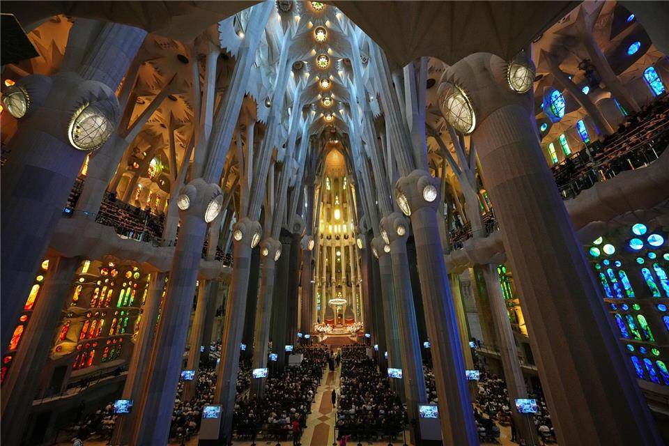 Der Innenraum der Sagrada Família ist riesig. Das Hauptschiff ist 45 Meter hoch und damit noch etwas höher als der Innenraum des Kölner Doms. Alessandra Tarantino/AP/dpa