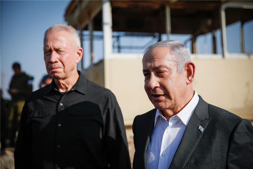 Der Internationale Strafgerichtshof hat Haftbefehl gegen Israels Regierungschef Benjamin Netanjahu (rechts) und seinen Ex-Verteidigungsminister Joav Galant erlassen (Archivbild). Shir Torem/Flash 90 Pool via AP/dpa