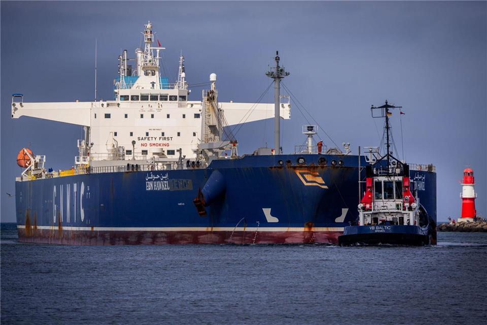 Der Iran-Krieg hat aktuell laut zuständigem Umschlagsunternehmen keine direkten Auswirkungen auf den Umschlag im Rostocker Ölhafen. (Archivbild)Jens Büttner/dpa