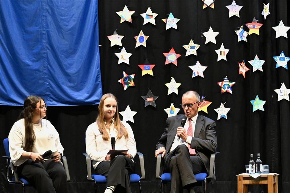 Der Iran-Krieg koste Deutschland durch die wirtschaftlichen Auswirkungen sehr viel Geld, erklärt Bundeskanzler Friedrich Merz (CDU) im Gespräch mit Schülern.Federico Gambarini/dpa