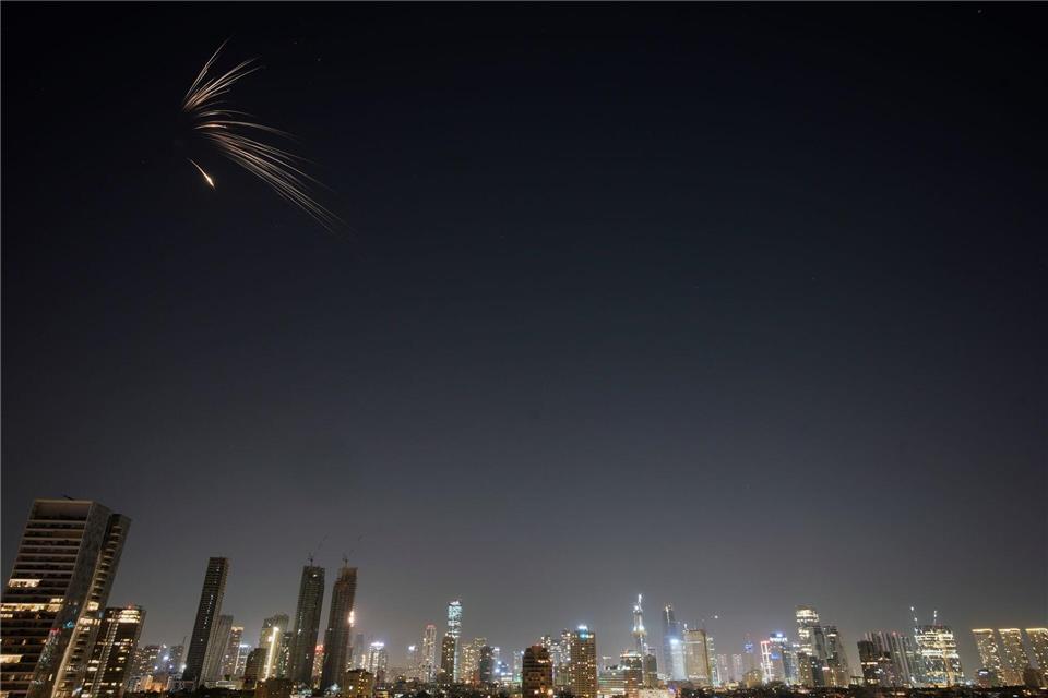 Der Iran greift Israel erneut mit Raketen an. Ohad Zwigenberg/AP/dpa