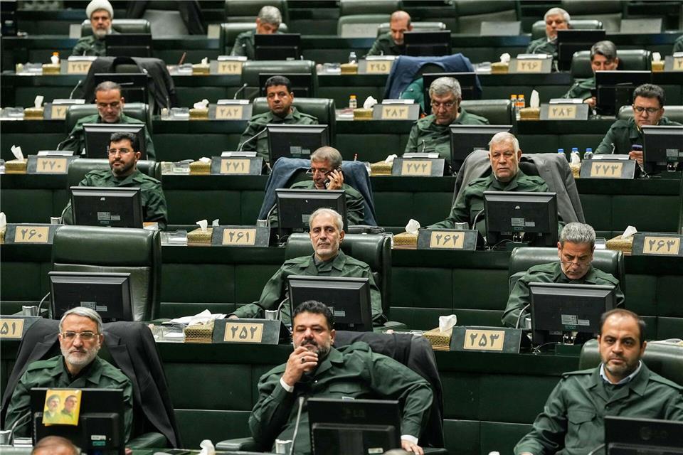Der Iran reagiert auf EU-Sanktionen: Parlamentsabgeordnete tragen die Uniformen der Revolutionsgarden. (Archivbild)Hamed Malekpour/Islamic Consultative Assembly News Agency;AP/dpa