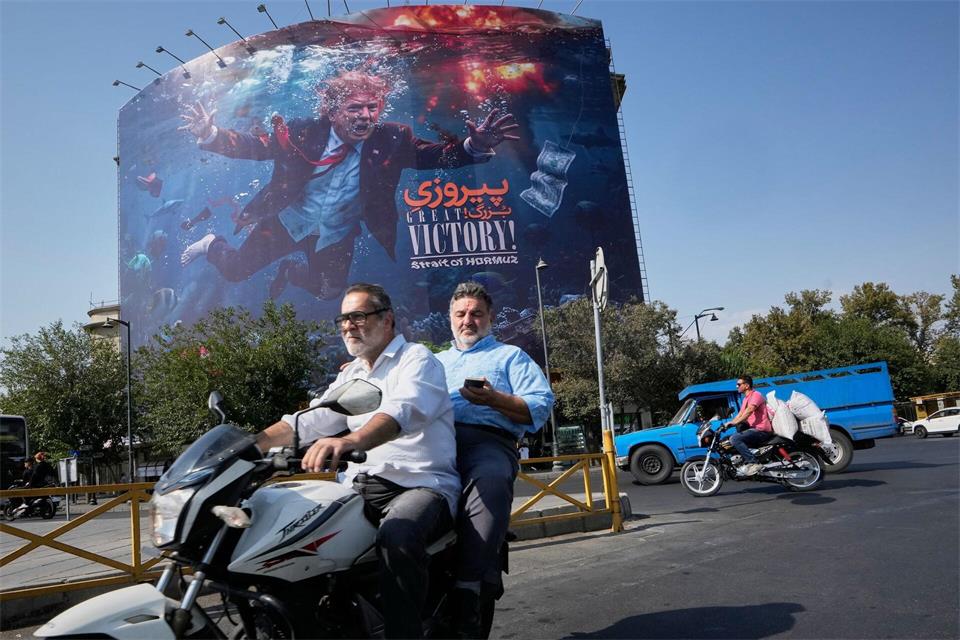 Der Iran steckt in einer seiner schwersten Wirtschaftskrisen. (Archivbild)Vahid Salemi/AP/dpa
