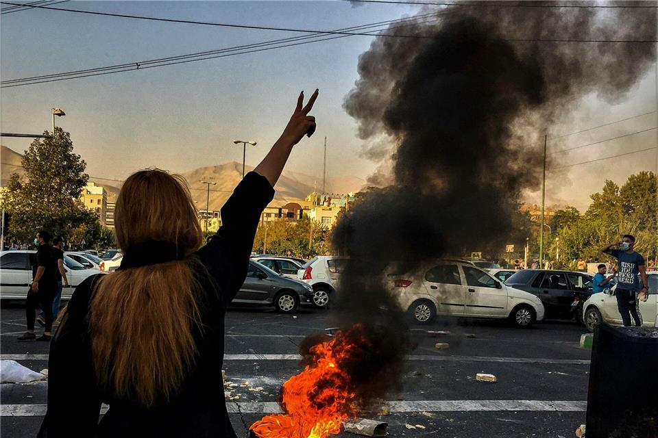 Der Iran will in der Hauptstadt Teheran 80 000 neue Sittenwächter einsetzen, um die Kopftuchpflicht für Frauen konsequenter durchzusetzen. (Archivbild) Uncredited/AP/dpa