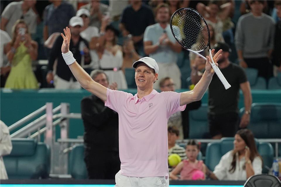 Der Italiener Jannik Sinner reagiert nach seinem Sieg über den Deutschen Alexander Zverev.Marta Lavandier/AP/dpa