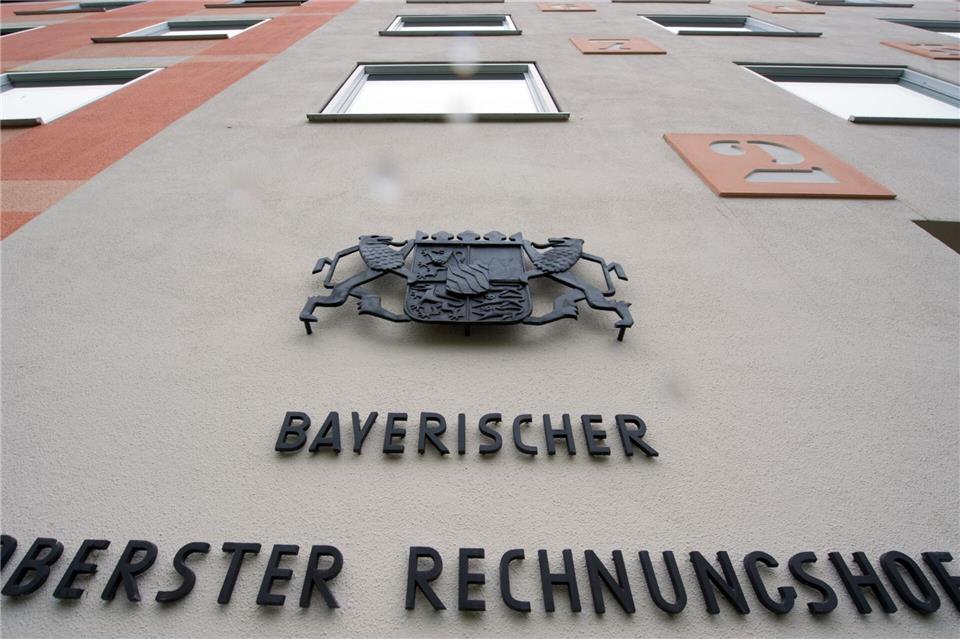 Der Jahresbericht des ORH kommt zum Schluss, dass es in Bayern zu viele Förderprogramme gibt. (Illustration)picture alliance / Peter Kneffel/dpa