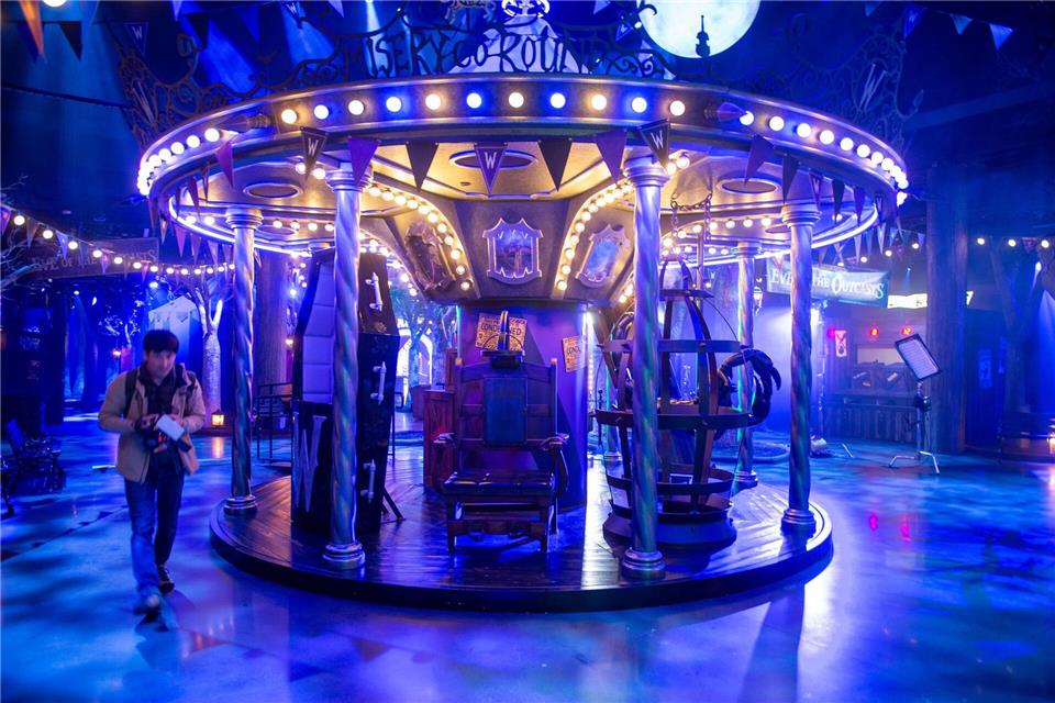 Der Jahrmarkt mit Motiven der Netflix-Serie „Wednesday“ enthält auch Requisiten von den Dreharbeiten.Andrej Sokolow/dpa