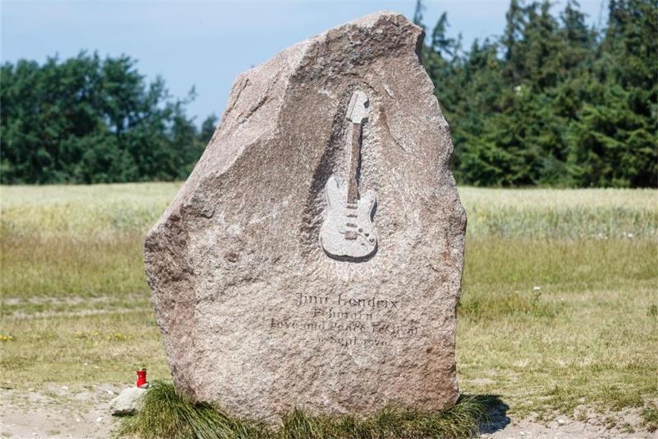 Der Jimmy-Hendrix-Gedenkstein am Flügger Strand auf Fehmarn. Foto: Markus Scholz/dpa