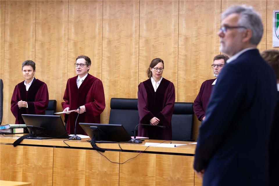 Der Journalist Hans-Wilhelm Saure (vorne) fordert vom Haus der Geschichte in Bonn Informationen zum berühmten Schaboski-Zettel. Dieter Menne/dpa