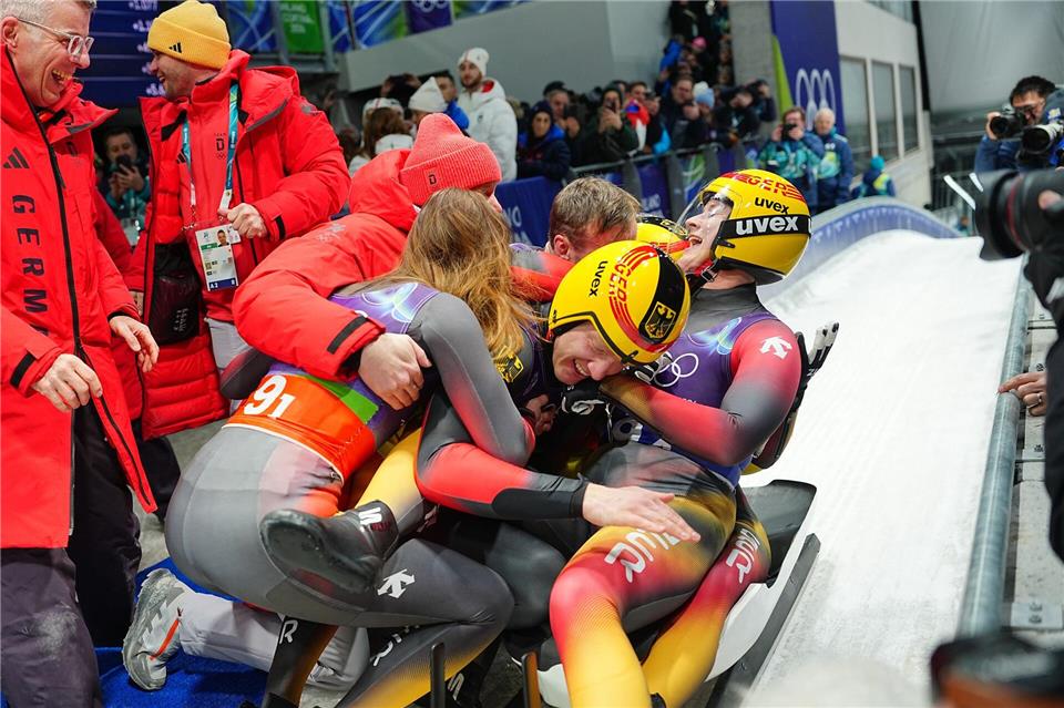 Der Jubel im Eiskanal kennt nach dem Olympiasieg in der Team-Staffel keine Grenzen. Michael Kappeler/dpa