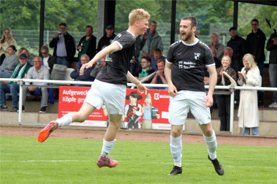 Der Jubel ist nach Heiden – hier Nick Busch (links) und Niklas Möllmann – wieder zurückgekehrt. Die Viktoria gewann zuletzt dreimal und kann am Sonntag die nächste Bezirksliga-Runde buchen.