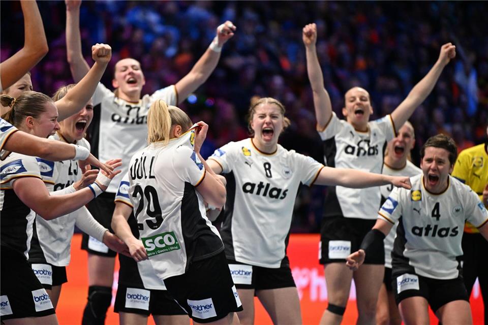 Der Jubel kennt keine Grenzen: Die DHB-Frauen spielen um WM-Gold. Federico Gambarini/dpa