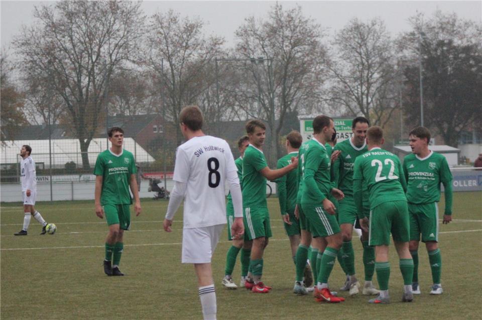 Der Jubel nach dem 2:0. In der 14. Minute hatte Julian Kortstegge (Nr. 22) für den TSV Raesfeld ins Schwarze getroffen.