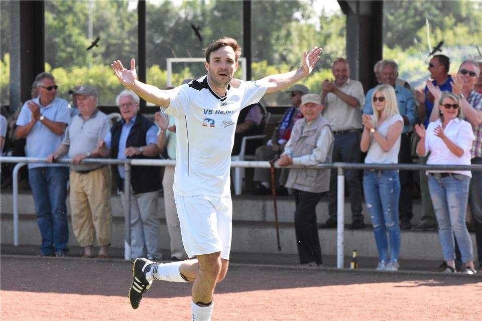 Der Jubelkönig verabschiedet sich. Ein ganzes Fußballerleben verbrachte Markus Seyer bei Viktoria Heiden und erzielte am 8. Dezember 2019 seinen (vorerst) letzten Treffer.