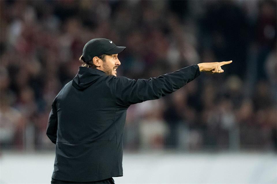 Der Jubilar: Julian Schuster wies den SC Freiburg zum 100. Mal in einem Pflichtspiel als Trainer an.Silas Stein/dpa