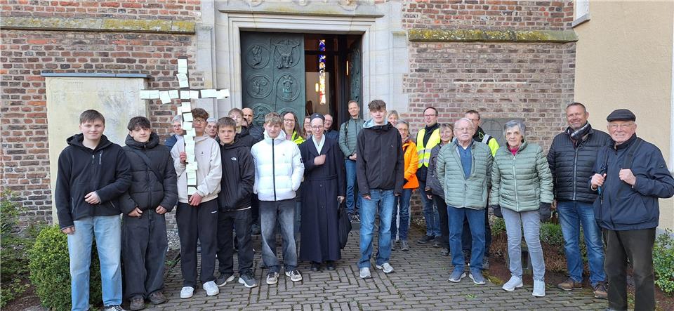 Der Jugendkreuzweg führte rund 40 Teilnehmer nach Marienthal.