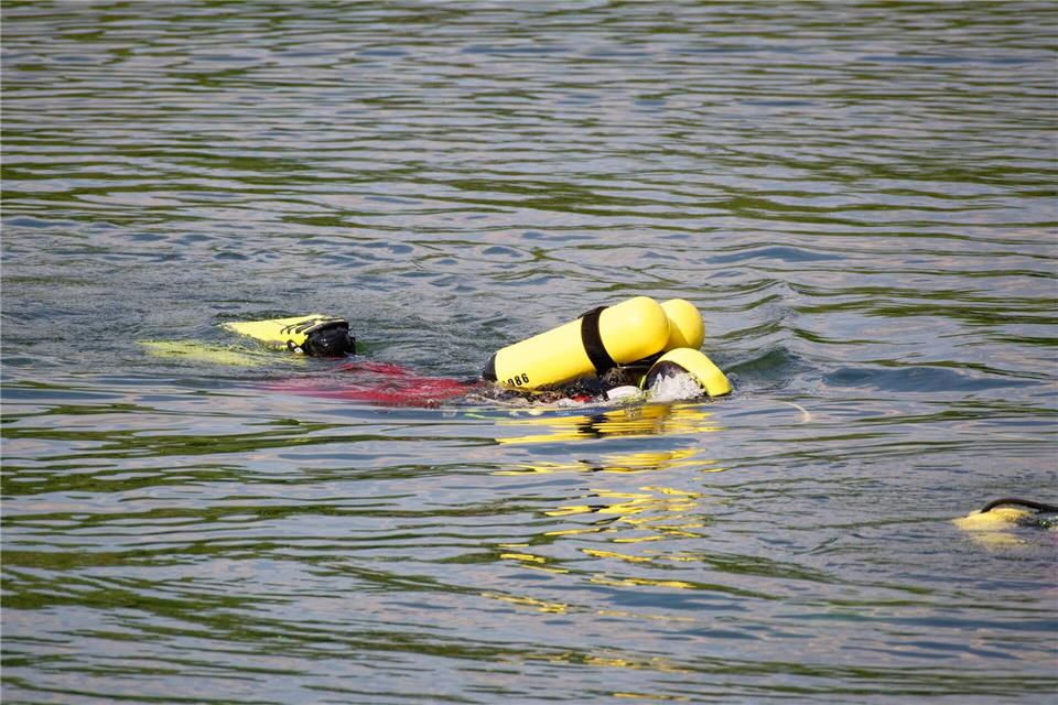 Der Jugendliche war von einem Boot gefallen.Henning Kaiser/dpa