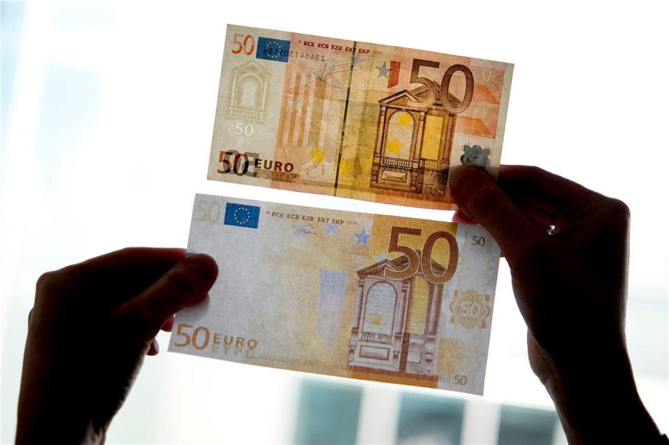 Der Jugendliche wollte mit einem falschen Fünfzig-Euro-Schein in einem Fast-Food-Restaurant zahlen. (Symbolbild)Franziska Gabbert/dpa-Zentralbild/dpa