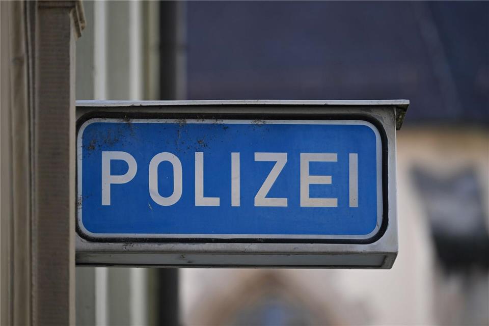 Der Jugendliche wollte partout sein Zimmer nicht aufräumen - und bat die Polizei um Hilfe. (Symbolbild)Bernd Wei�brod/dpa