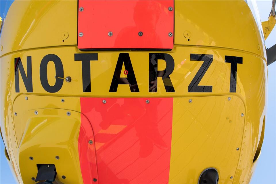 Der Jugendliche wurde per Hubschrauber in ein Krankenhaus gebracht, wo er zwei Tage später starb. (Symbolbild)Fabian Sommer/dpa