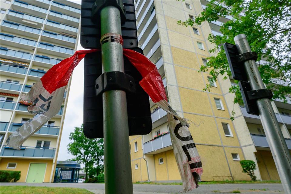 Der Junge war aus dem 11. Stock eines Hochhauses gestürzt.Patrick Pleul/dpa