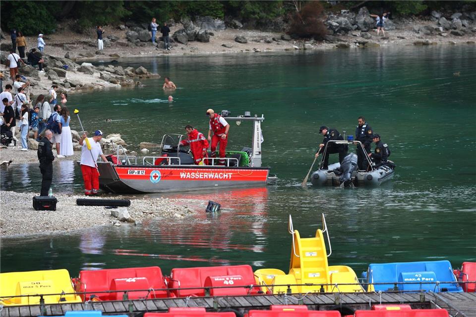 Der Junge war laut der Polizei vom Boot ins Wasser gefallen. Der Vater hatte versucht, ihn zu retten. Karl-Josef Hildenbrand/dpa