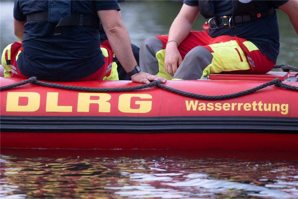 Der Junge wurde nach 40 Minuten leblos im Wasser gefunden. (Symbolbild) Marijan Murat/dpa