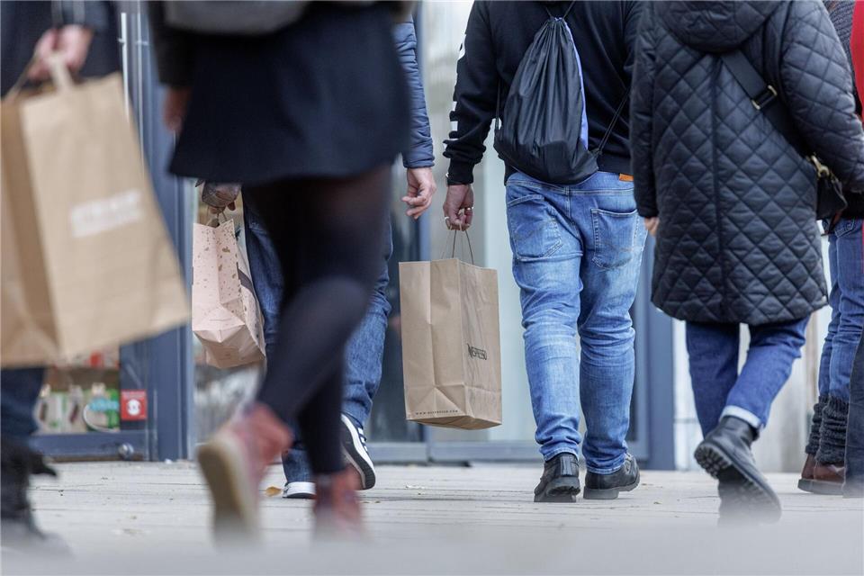 Der Jungfernstieg ist eine bekannte Flaniermeile an der Hamburger Binnenalster. (Archivbild)Markus Scholz/dpa