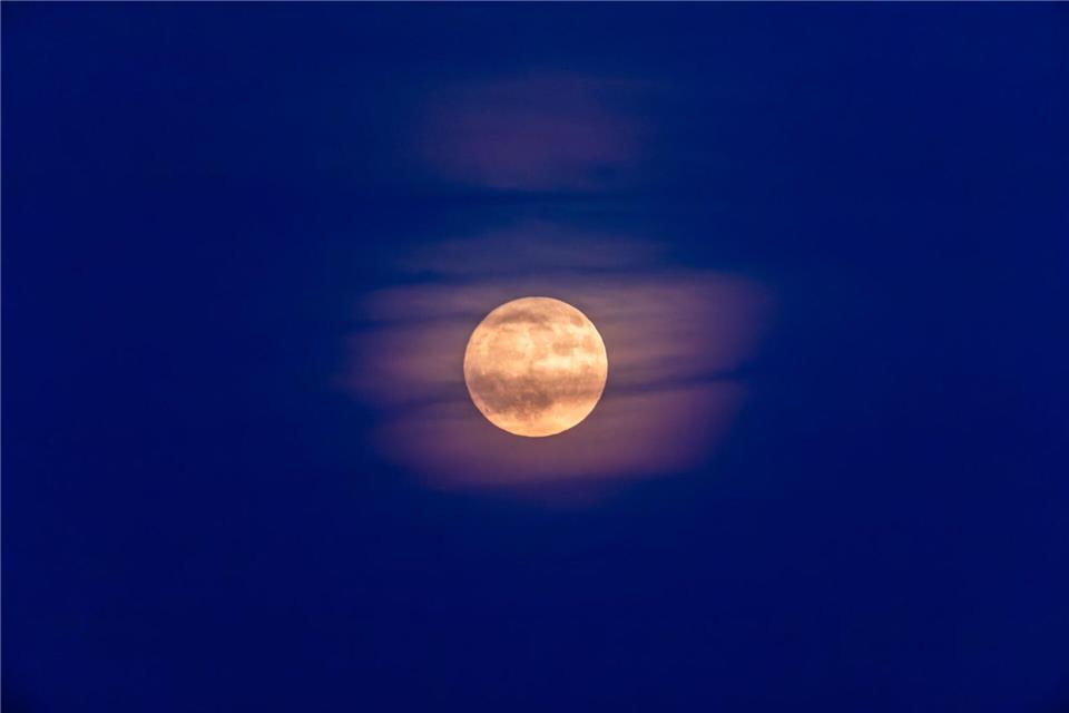 Der Juni-Vollmond hat diesen besonderen Namen nicht wegen der Farbe. Philipp von Ditfurth/dpa