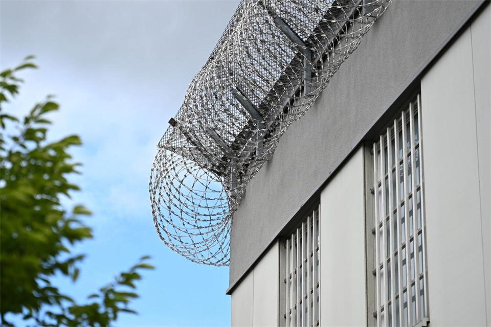 Der Justizminister will die Arbeit in den Haftanstalten attraktiver machen. (Symbolbild)Elisa Schu/dpa