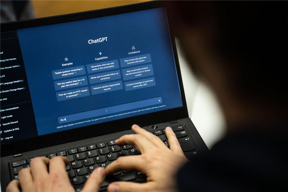 Der KI-Chatbot ChatGPT von Entwickler OpenAI war teilweise gestört.Frank Rumpenhorst/dpa